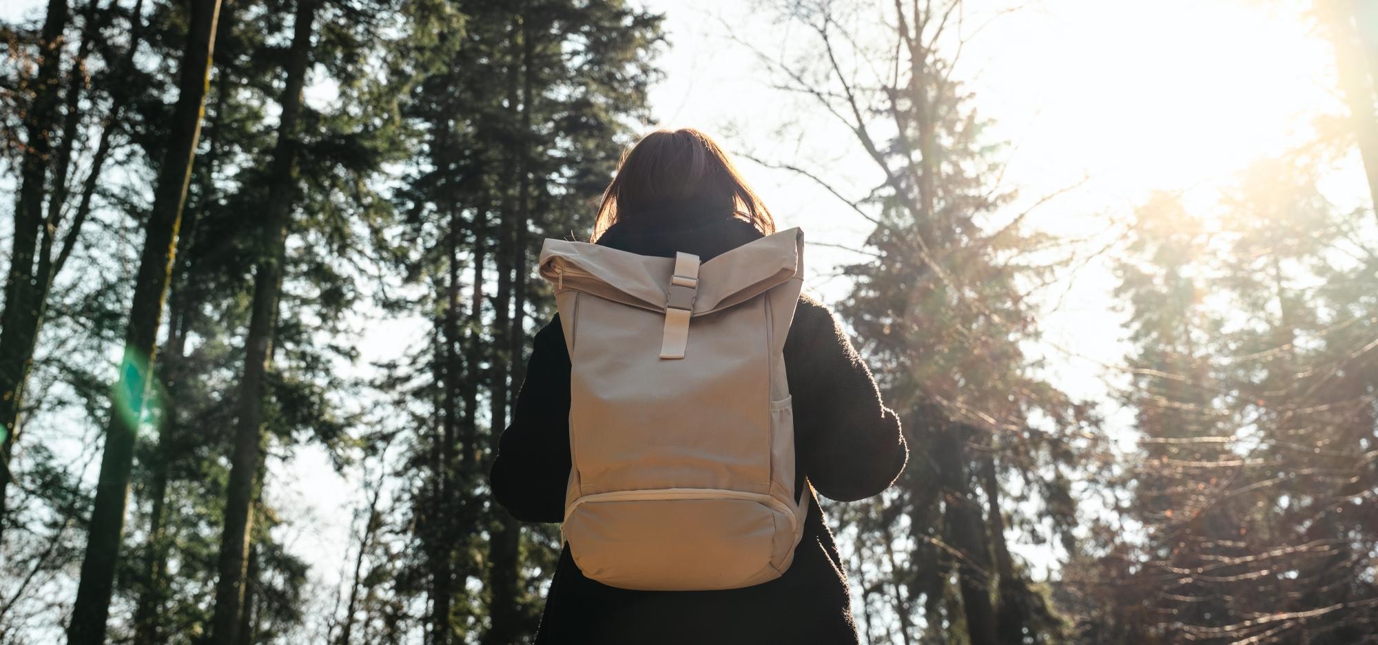 Frau mit Rucksack im Wald