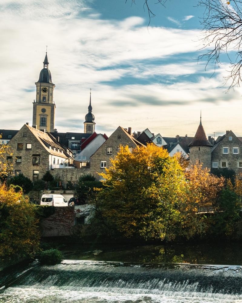 Blick auf das Jagstwehr und den Rathausturm, die Liebfrauenkapelle und den Zeughausturm