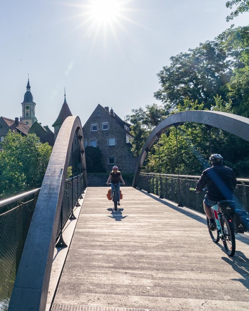 Zwei Radfahrern radeln über den Herrensteg, eine bekannte Brücke in Crailsheim