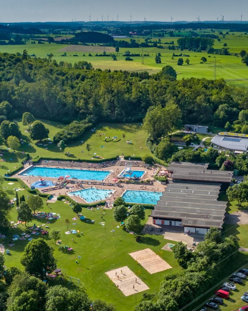 Blick von oben auf das Crailsheimer Freibad vor dem Neubau