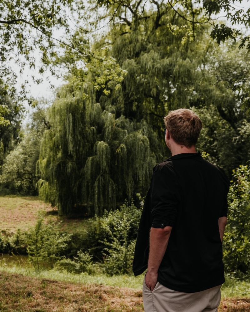 Ein Mann blickt auf die Jagst