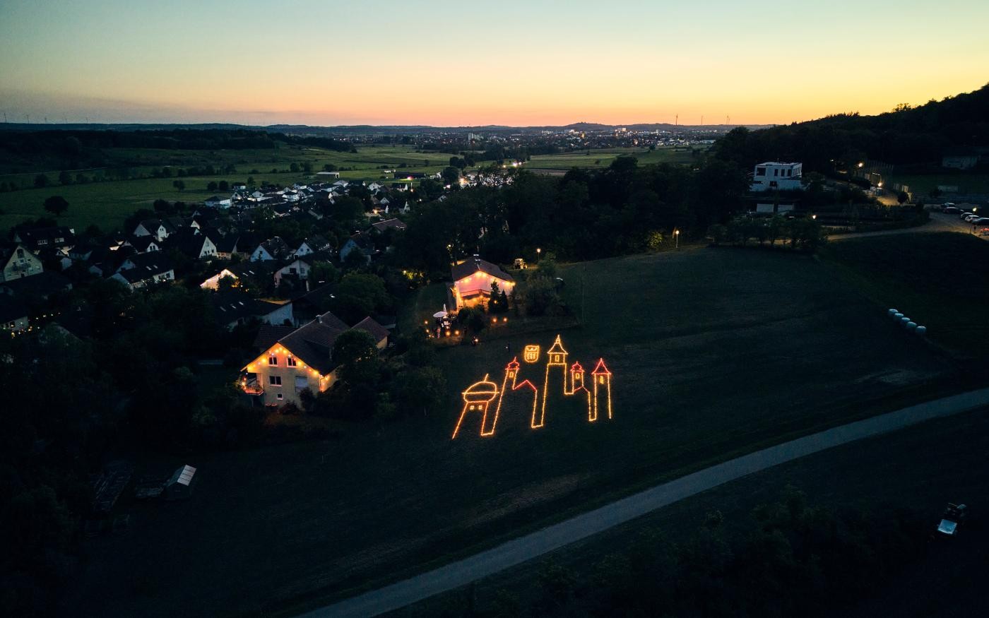 Blick von oben auf das Goldbacher Lichterfest, zu sehen sind die Crailsheimer Türme, die aus Kerzenbecher gestaltet wurden