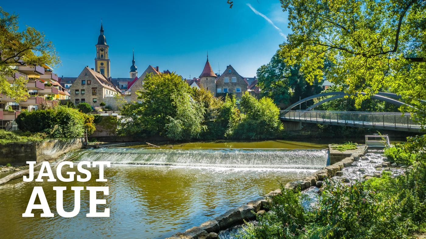 Blick auf die Stat, im Vordergrund ist das Jagstwehr zu sehen, im Hintergrund der Rathausturm, die Liebfrauenkapelle und der Diebsturm