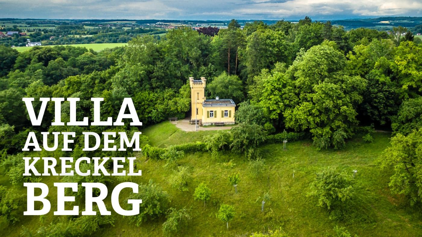 Blick auf die Villa auf dem Kreckelberg, die von Wald umgeben ist