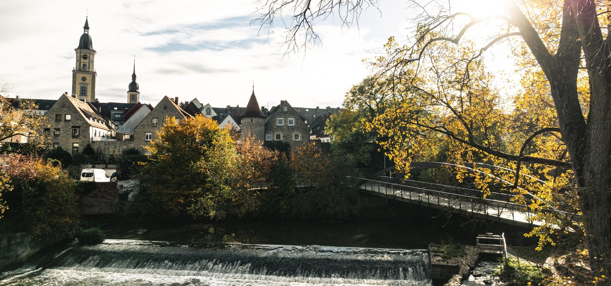 Blick auf das Jagstwehr, den Rathausturm, die Liebfrauenkapelle und den Zeughausturm