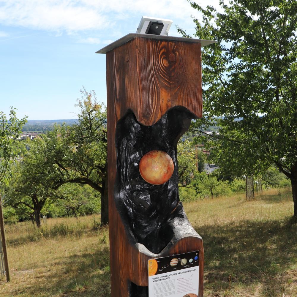Stele des Planetenweg, zu sehen ist der Planet Venus und eine Infotafel