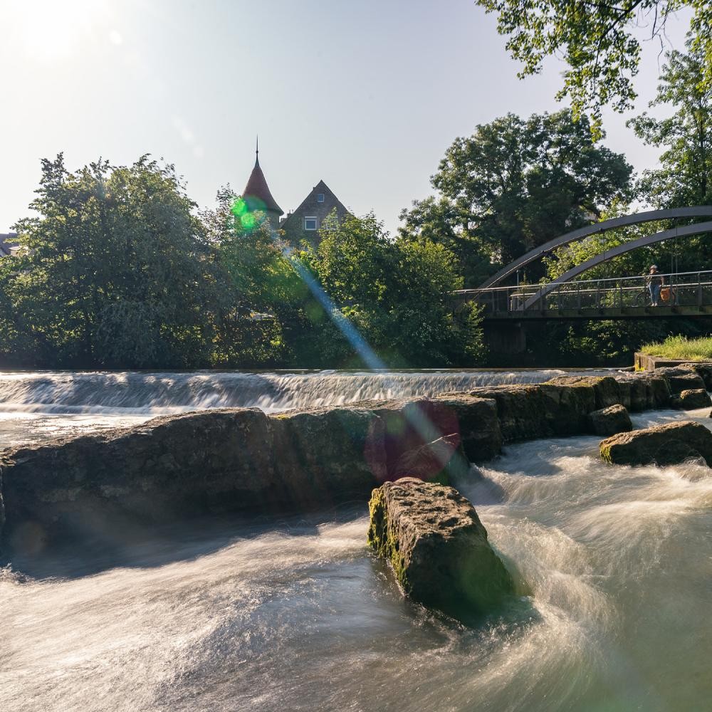 Blick auf die strömende Jagst, den Fluss der durch Crailsheim führt