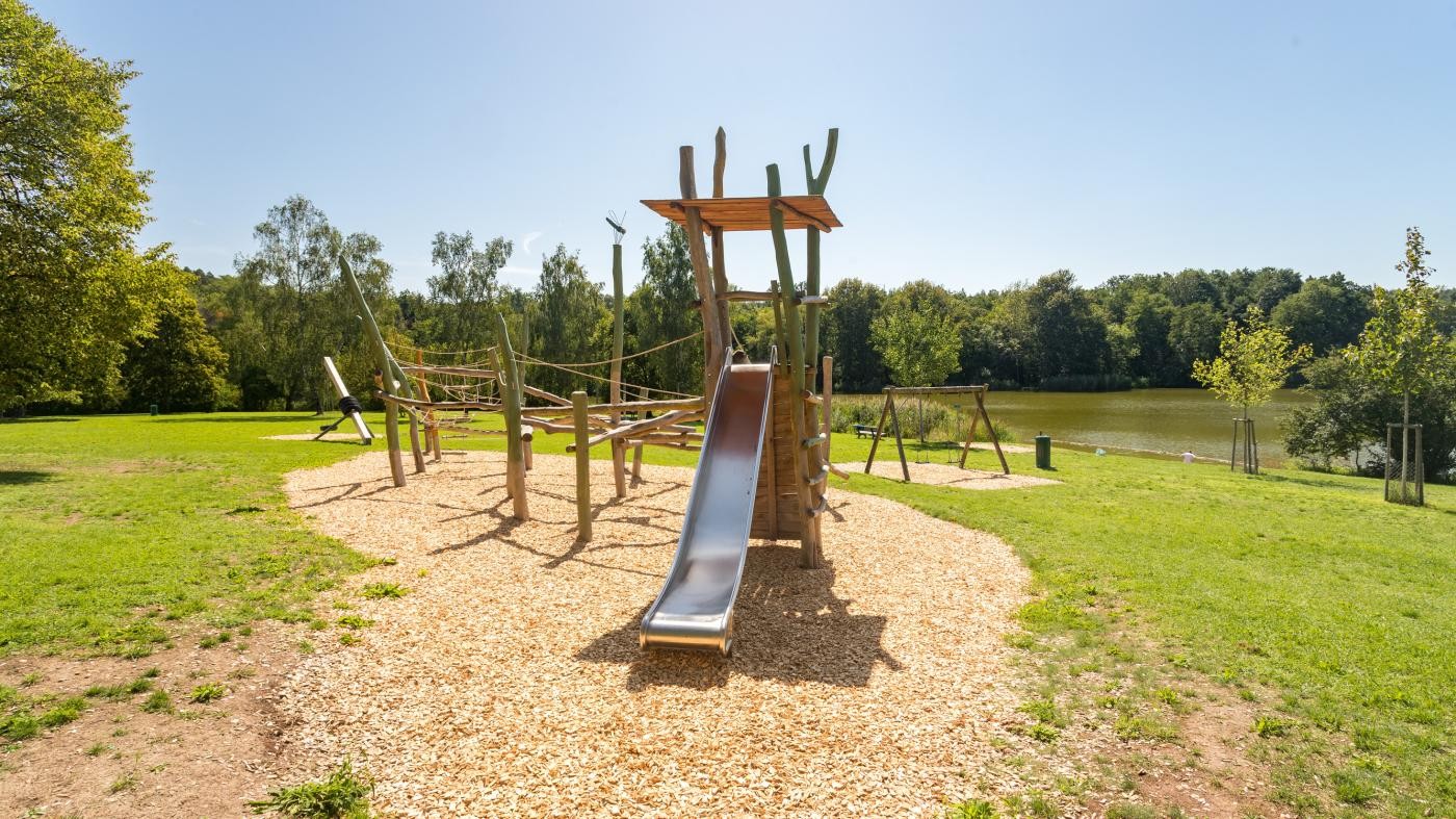 Spielplatz in direkter Nähe zum See, unter anderem mit Schaukel und Klettergerüst