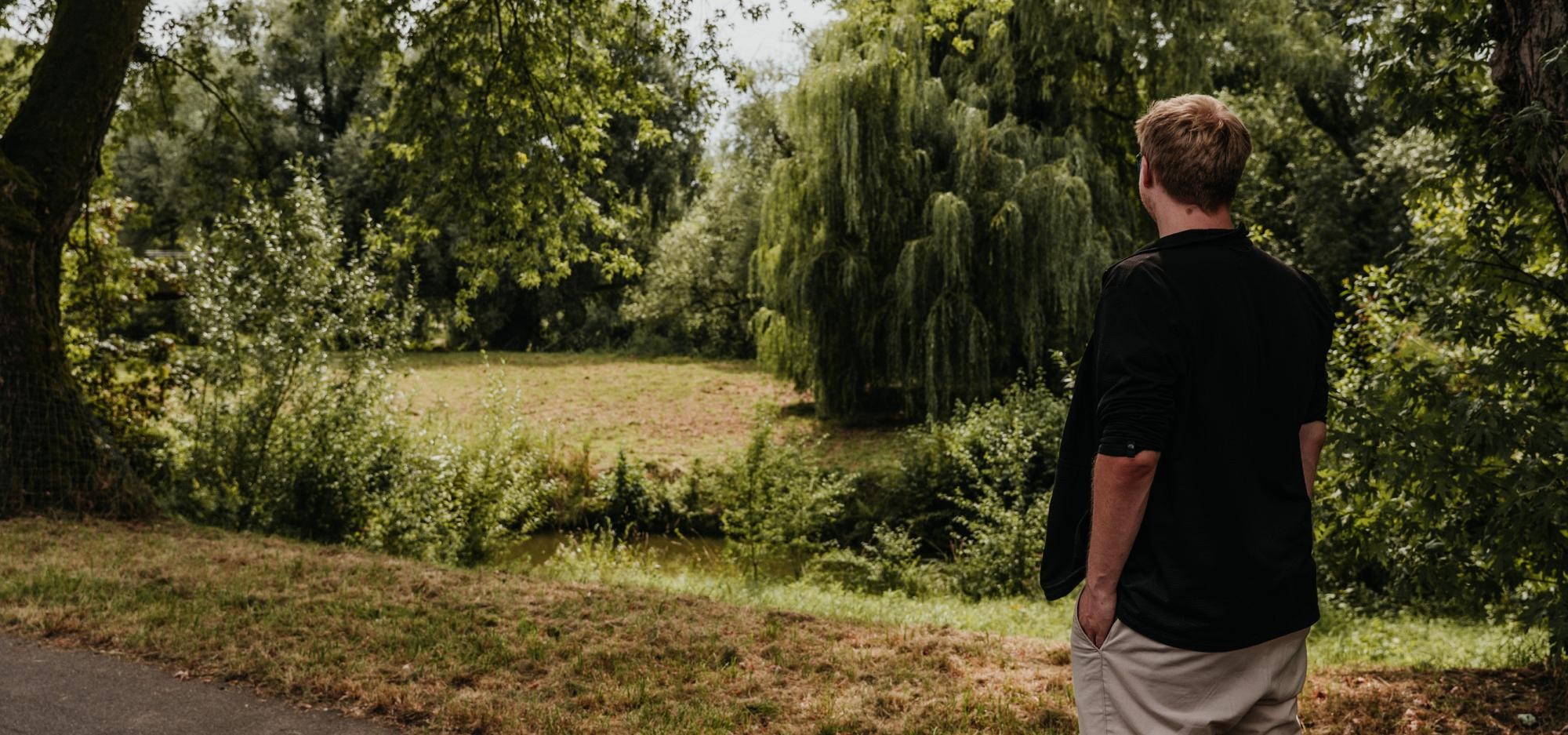 Mann blickt auf das Jagstufer