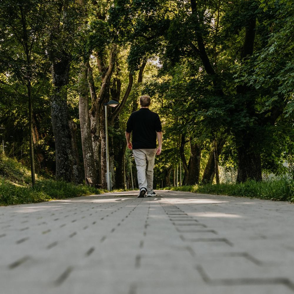 Mann läuft entlang der Trutenbachaue