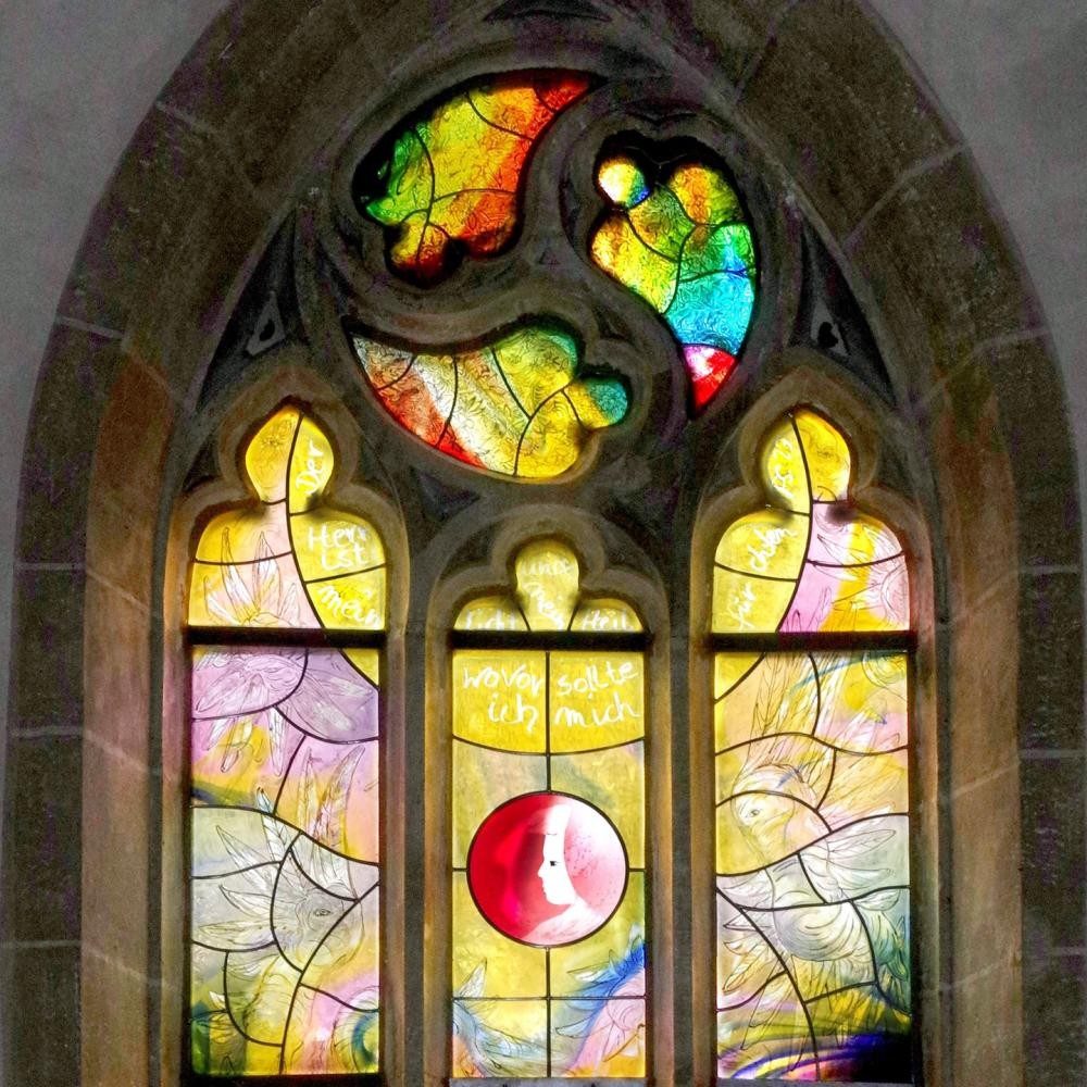 Blick auf ein buntes Glasfenster